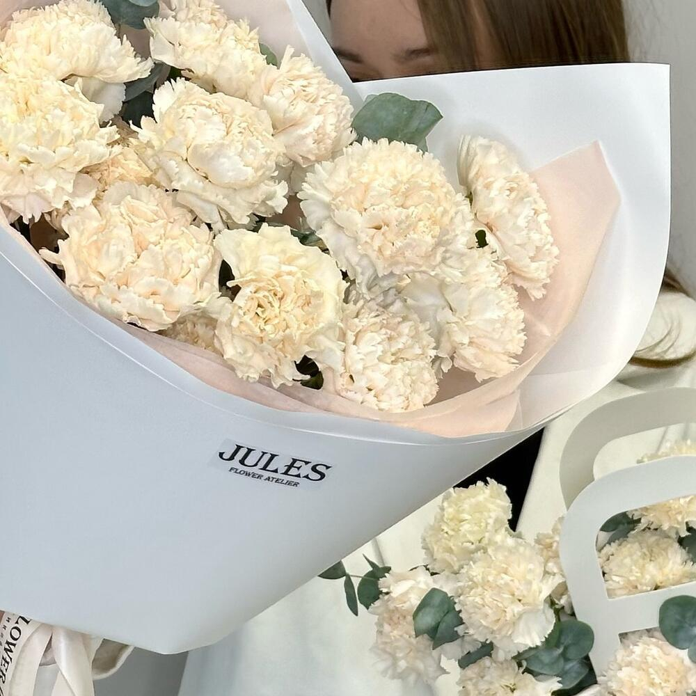 «Кремовый дуэт» Сет из букета и композиции из кремовых диантусов с эвкалиптом