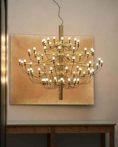 Элегантная многоярусная люстра.