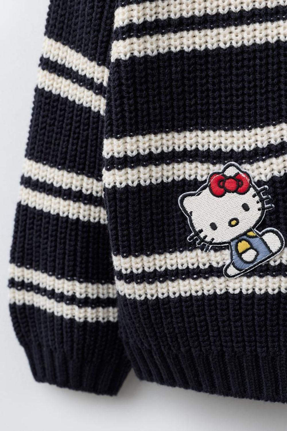 ZARA ТРИКОТАЖНЫЙ ДЖЕМПЕР В ПОЛОСКУ С НАШИВКАМИ HELLO KITTY © SANRIO, МОРСКОЙ СИНИЙ