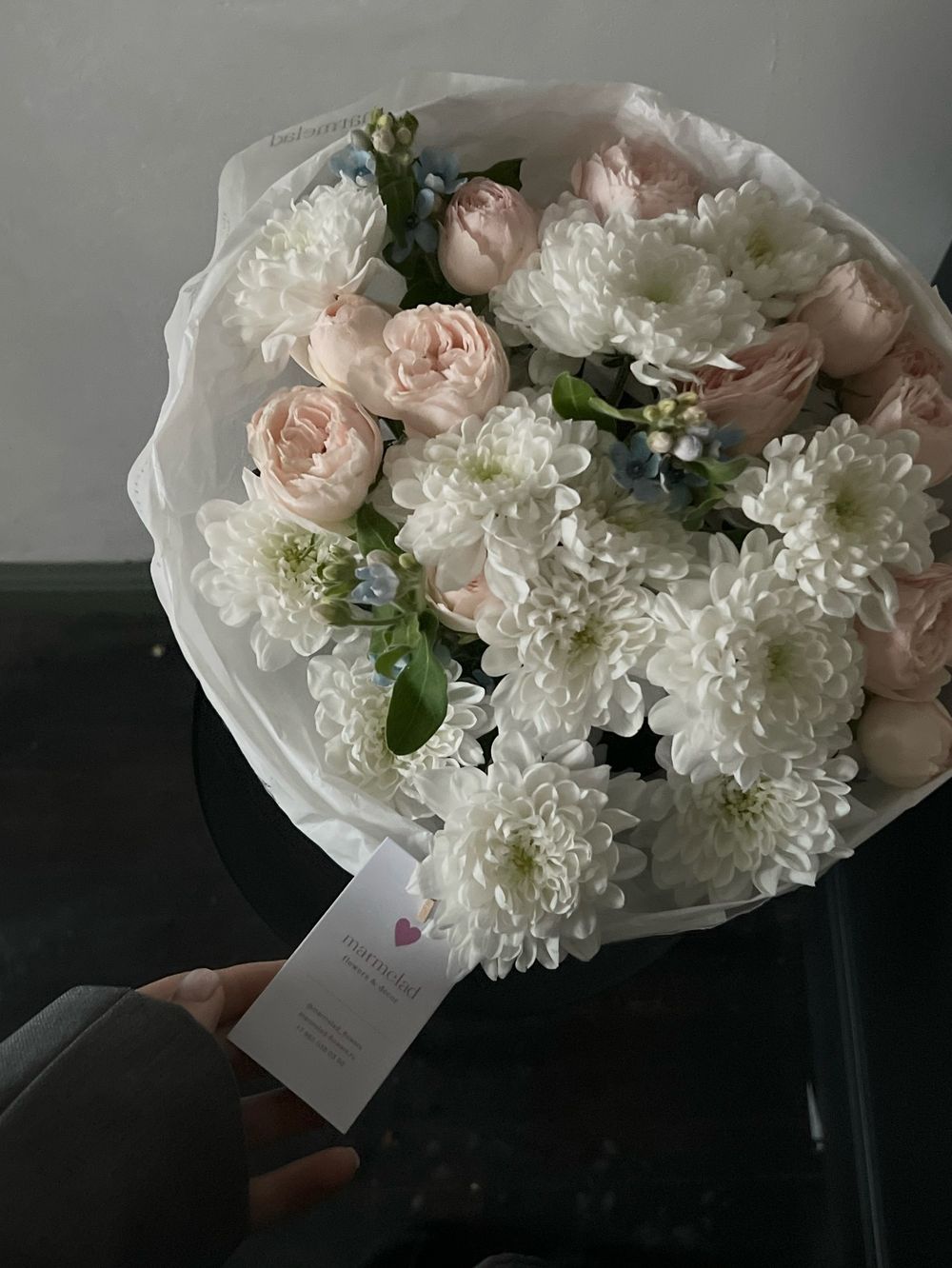 Букет из хризантемы, оксипеталума и кустовой пионовидной розы