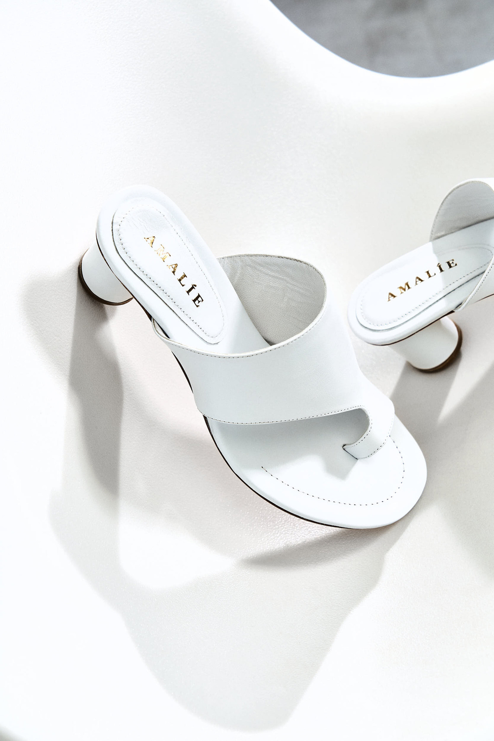 Мюли на низком каблуке из натуральной кожи AFINA / белый