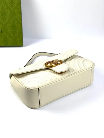 Стеганая мини-сумка Gucci GG Marmont белый