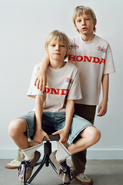 ZARA ФУТБОЛКА С ПРИНТОМ HONDA ©, КРЕМОВЫЙ