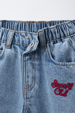 ZARA ДЖИНСОВЫЕ ШОРТЫ SNOOPY PEANUTS™, ВЫЦВЕТШИЙ СИНИЙ