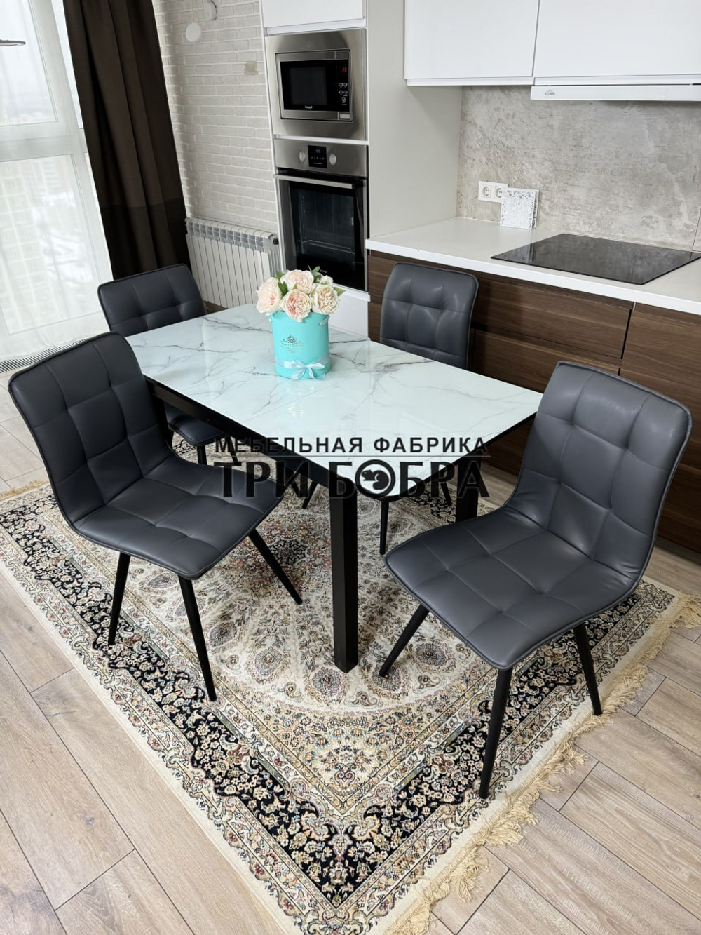 Стеклянный раздвижной стол "Итальянский мрамор" и стулья "ГУЧИ" серый