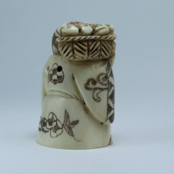 Нэцкэ Фукурокудзю с корзиной рыбы на плече