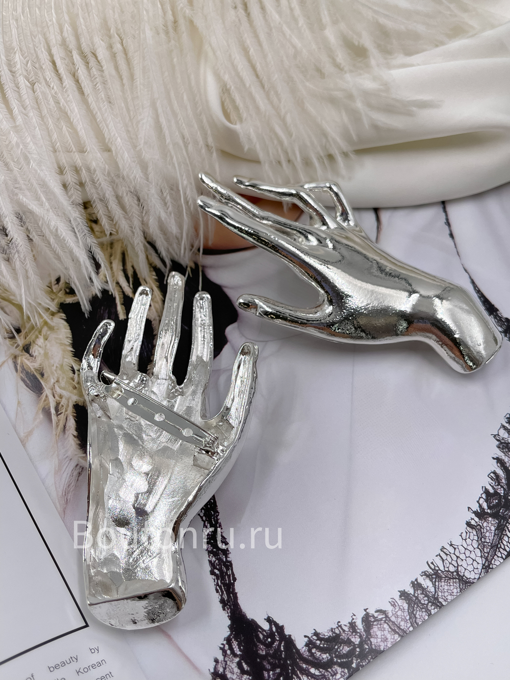 Брошь серебристая Скиапар. "Рука" скидка