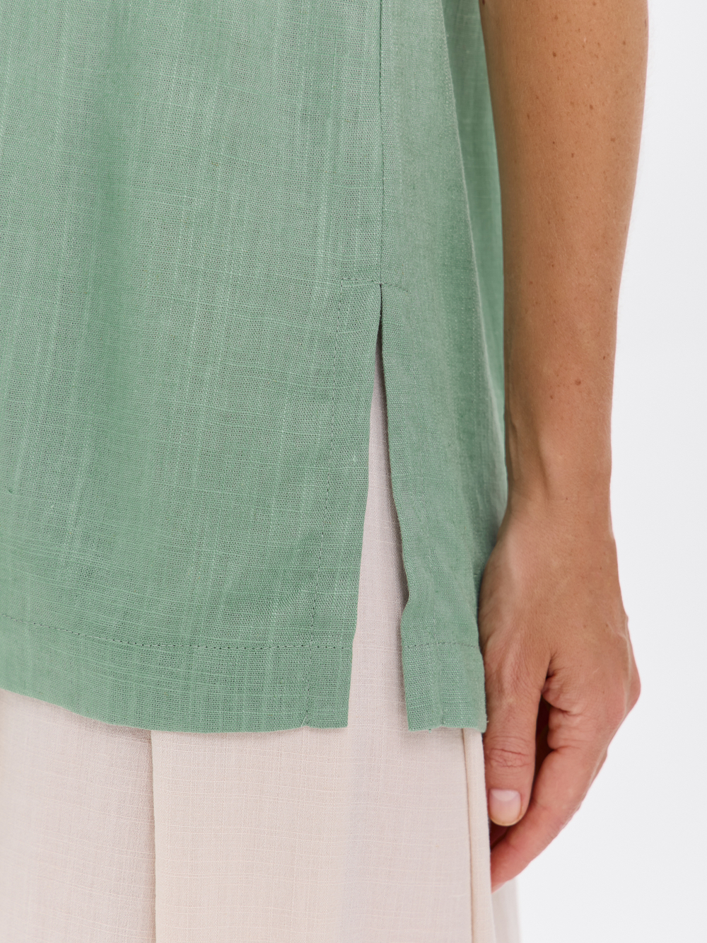 Удлиненный топ из льна с V-вырезом