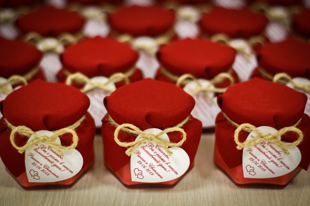 Бонбоньерка с крем-медом на свадьбу с бечевкой