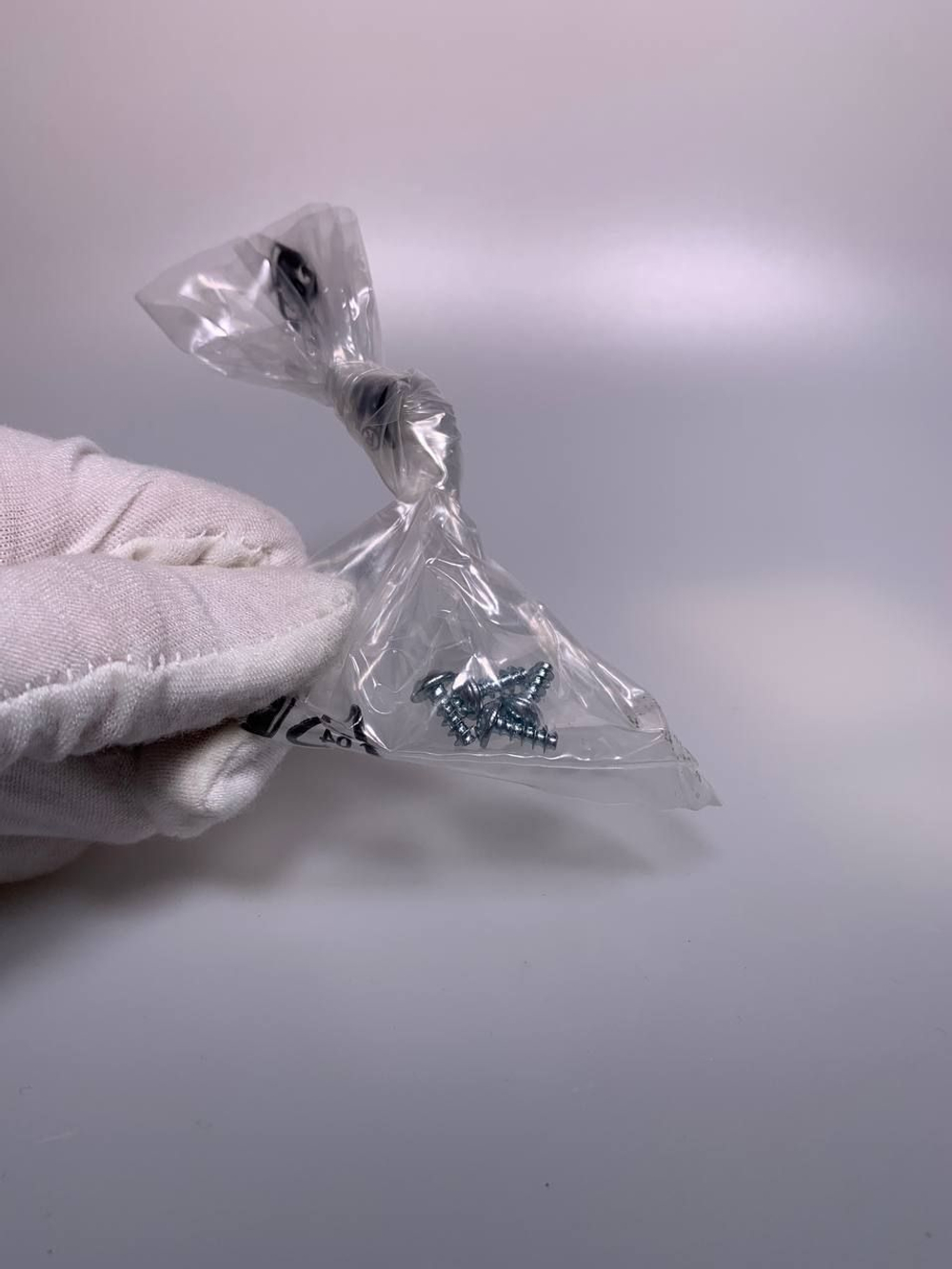 Петля - пружина дверки Indesit Ariston C00087073 + скобы + шурупы