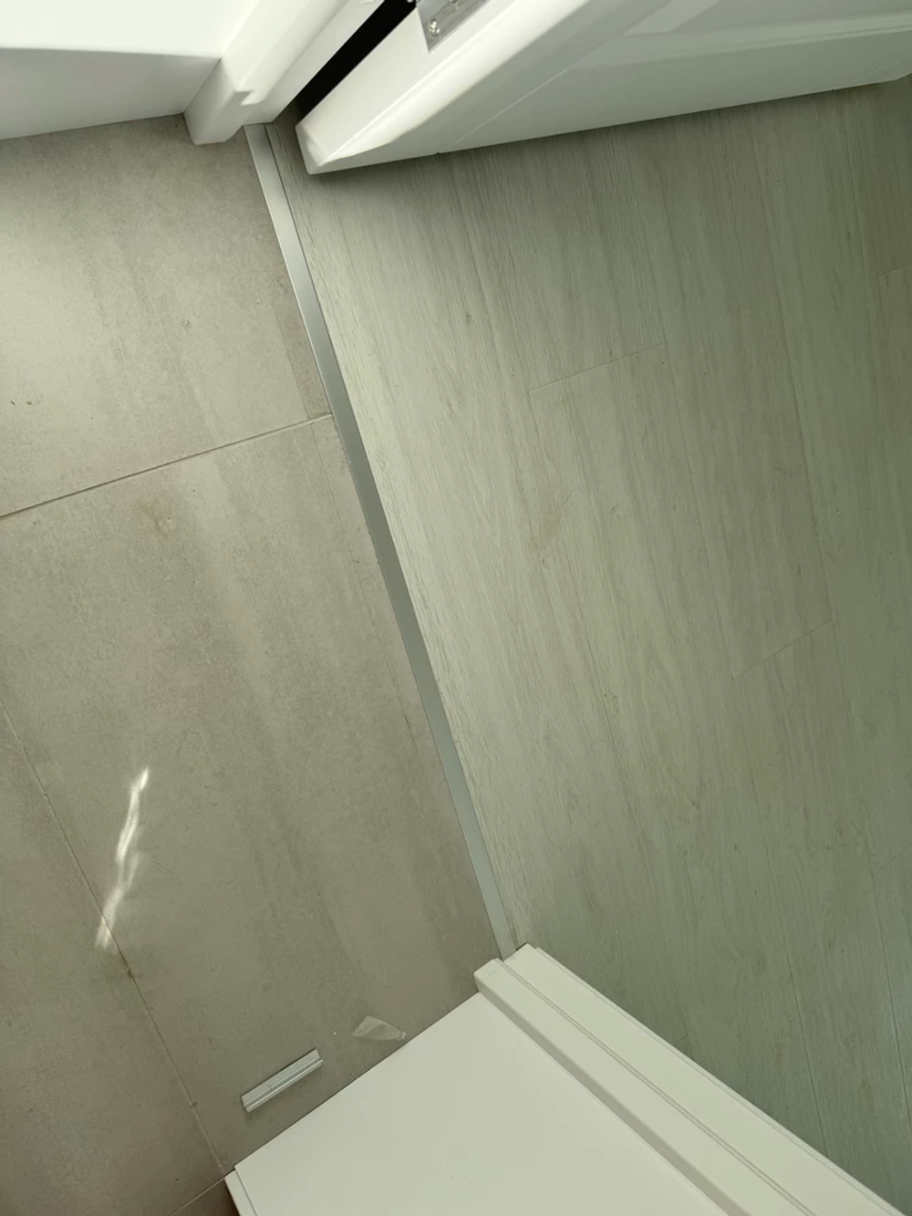 Алюминиевый порог для пола НЕПЛИНТУС UL20X6-01L Серебро матовое 20х6х2000 мм