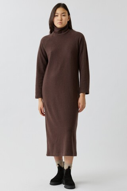 Платье из трикотажа со стойкой коричневого цвета