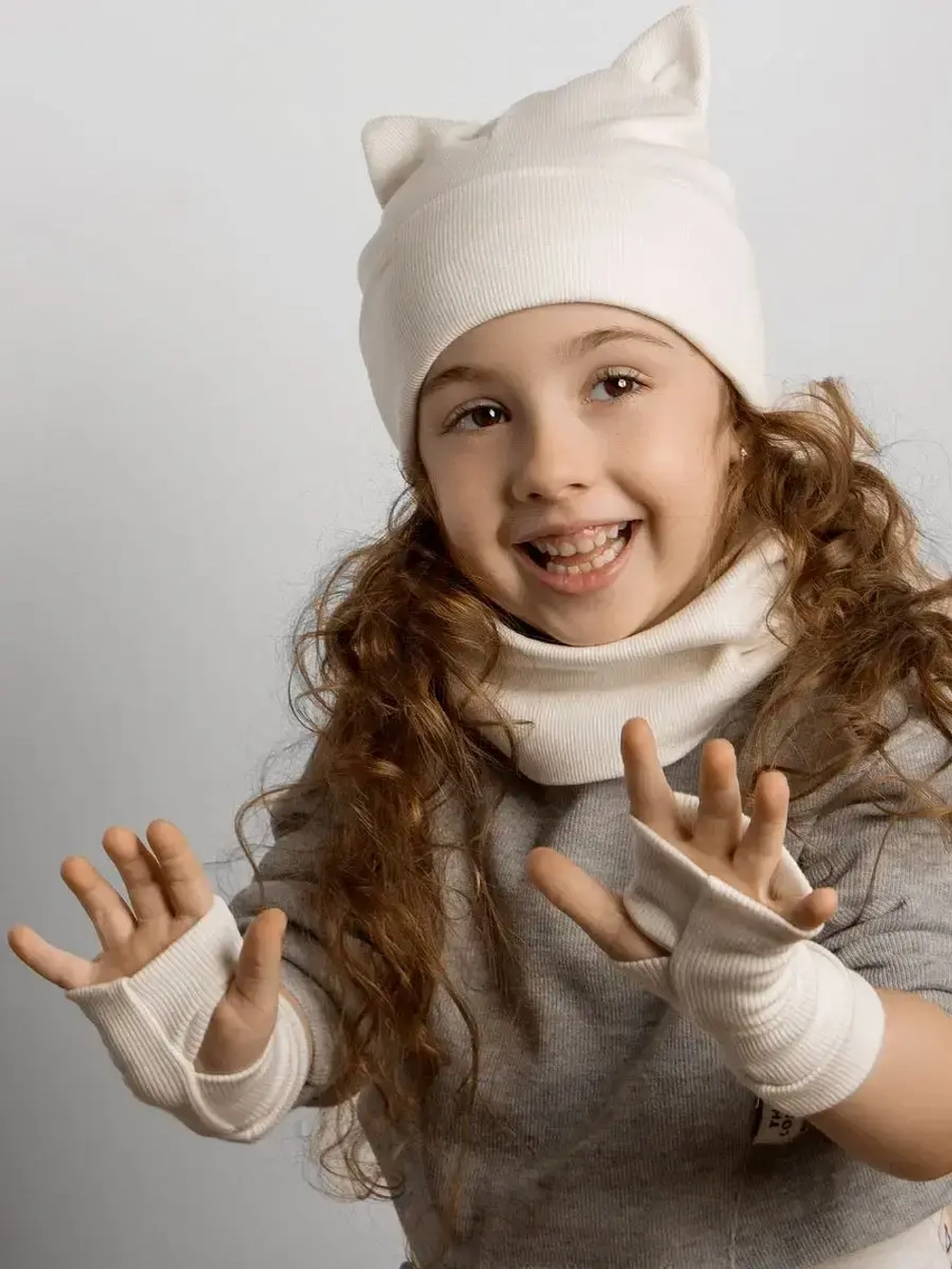 Шапка для девочки осенняя с митенками и снудом