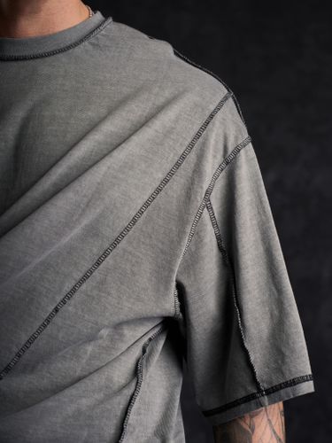 Графитовая оверсайз футболка с вывернутыми швами