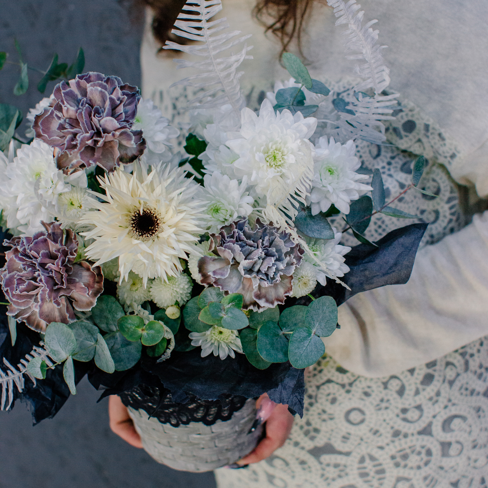 116. Кружевная контрастная корзинка с дианусами и эвкалиптом