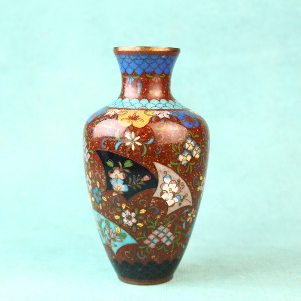 Парные вазы с хризантемами