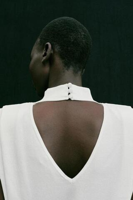 ZARA ТРИКОТАЖНЫЙ ТОП С ОТКРЫТОЙ СПИНОЙ, БЕЛЫЙ