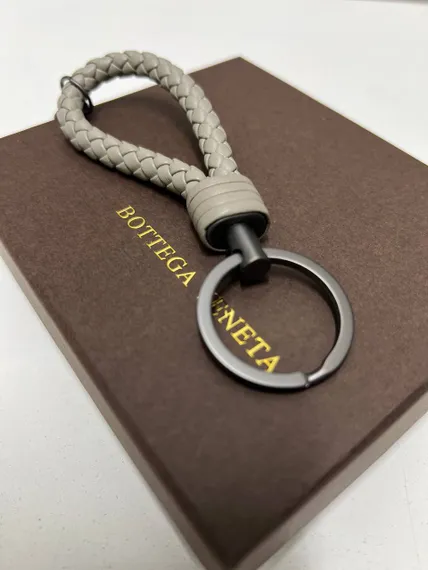 Брелок кожаный Bottega Venetta intrecciato, плетеный