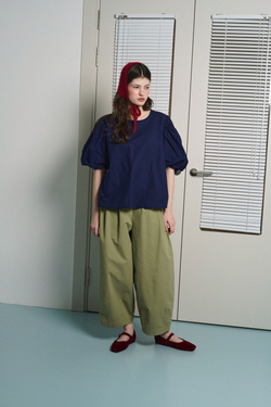 Брюки-бананы из хлопка оливкового цвета