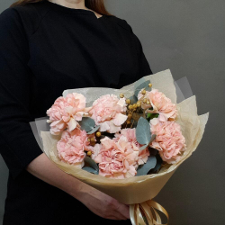 Букет - комплимент из 7 карамельных гвоздик