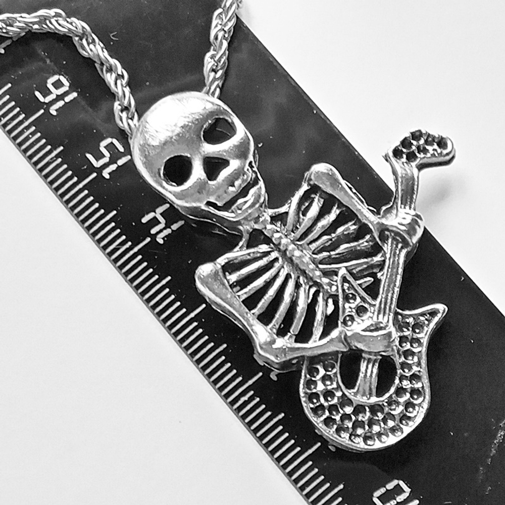 Кулон "Скелет с гитарой" (45х35мм) на цепочке 50см под серебро.