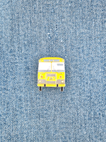 Значок автобус Лиаз 677 жёлтый