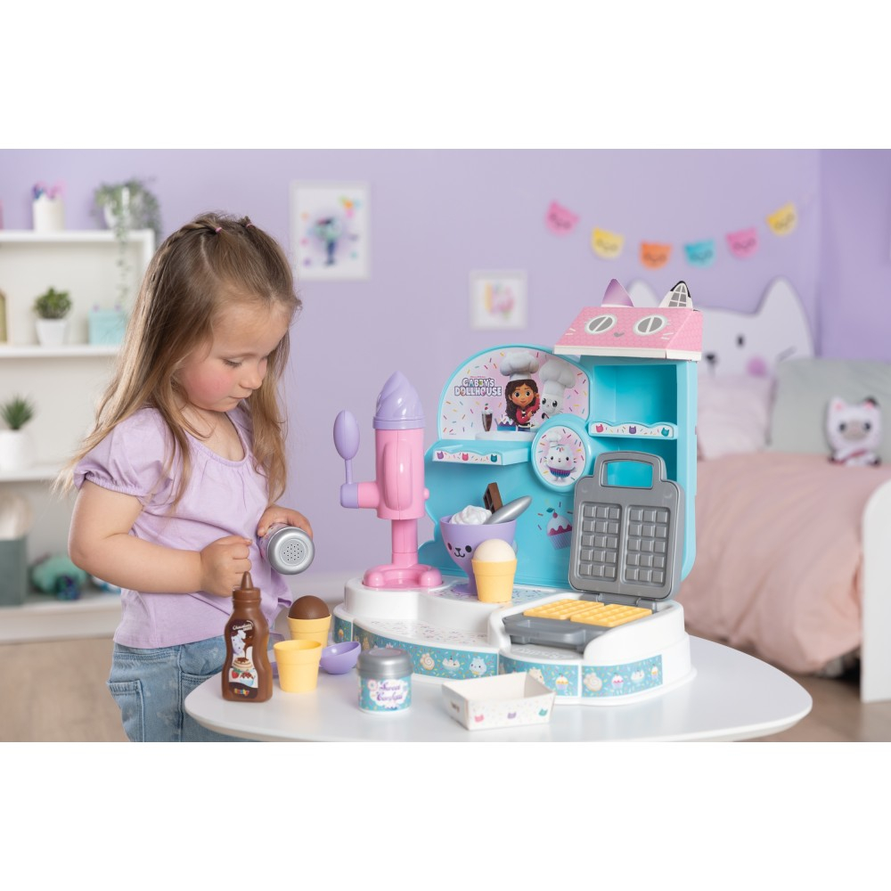 Smoby 350409 — Кафе-мороженое с машиной для мороженого, вафельницей и 20 аксессуарами Кукольный домик Габби 350409 — фото 15