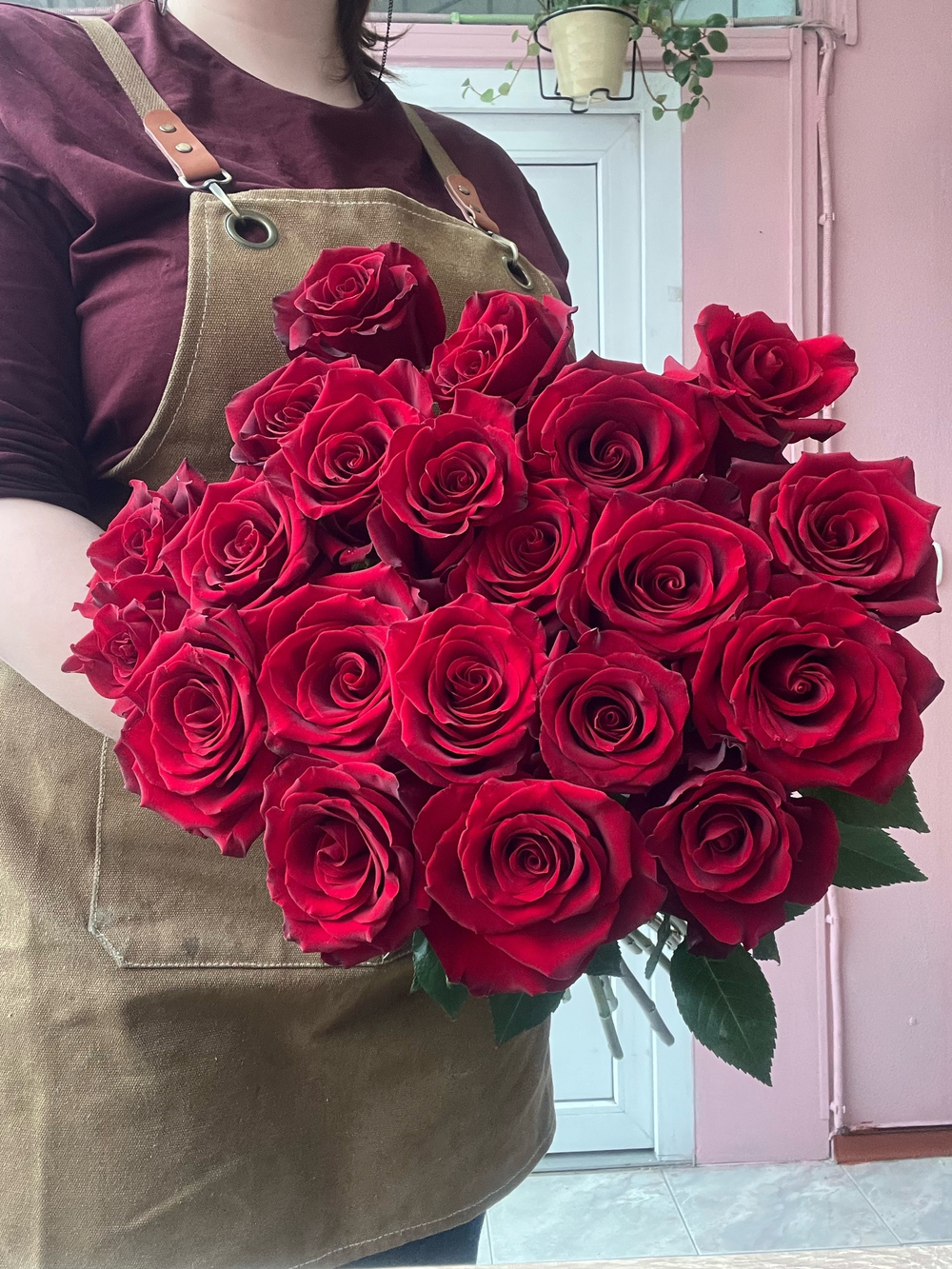 Букет из 21 красной розы 70см