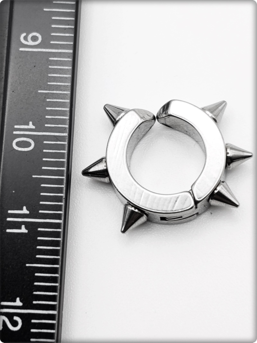 Клипса стальная с шипами для имитации пирсинга уха.