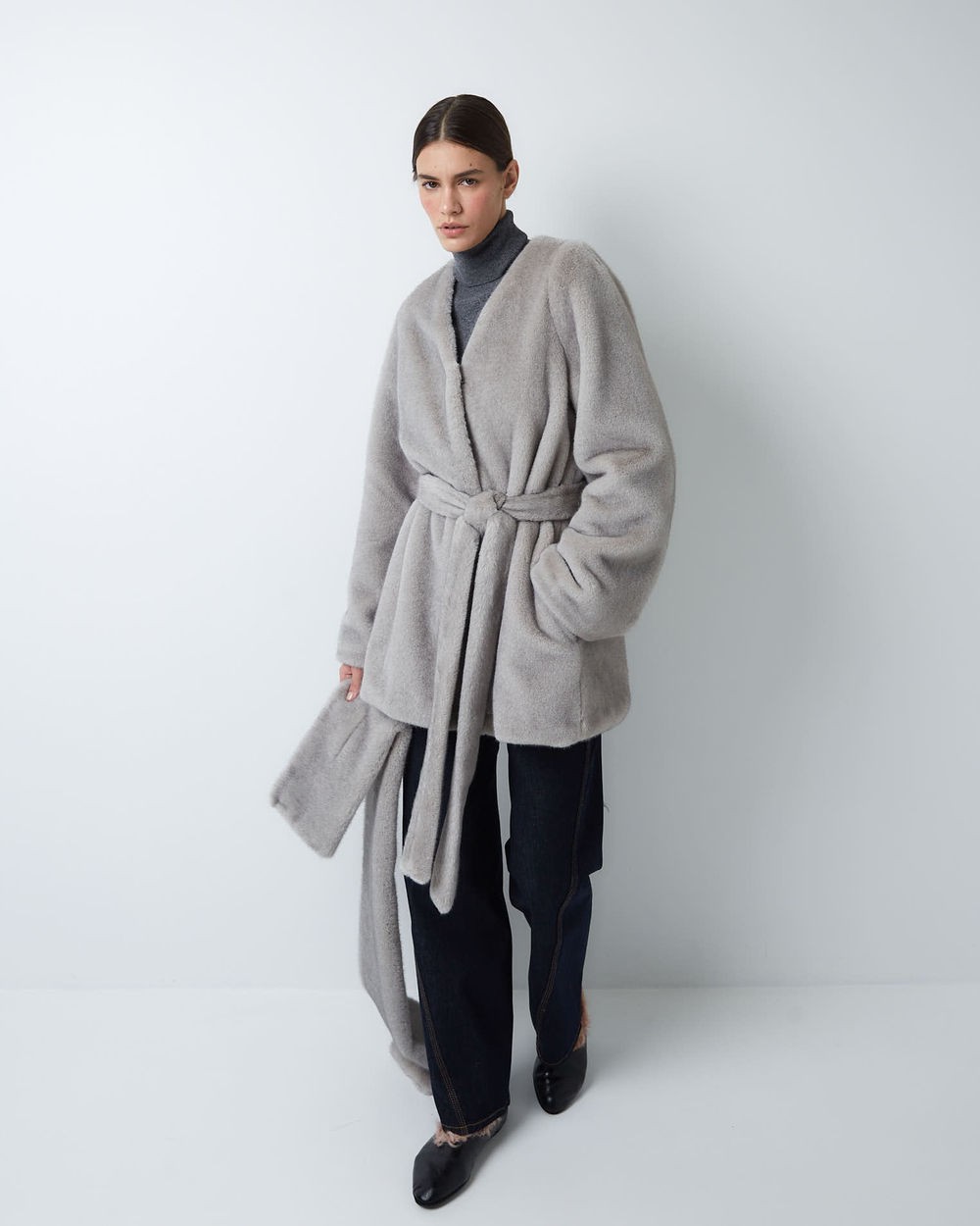 Шуба из искусственного меха норки серый