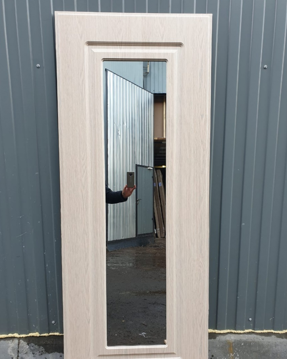 Входная металлическая дверь с зеркалом Лекс New Line Соната Бетон темный /  №23 Беленый дуб