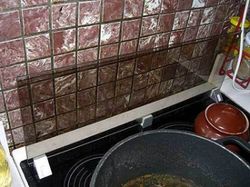 Щиток из закаленного стекла для любых кухонных плит не оснащенных крышкой!