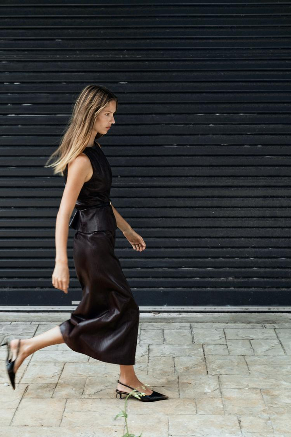 ZARA ТОП ИЗ ИСКУССТВЕННОЙ КОЖИ БЕЗ РУКАВОВ, КОРИЧНЕВЫЙ