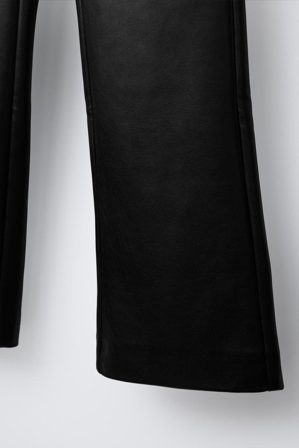 ZARA БРЮКИ-КЛЕШ С ЭФФЕКТОМ КОЖИ, ЧЕРНЫЙ