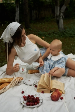 Топ с голубой вышивкой