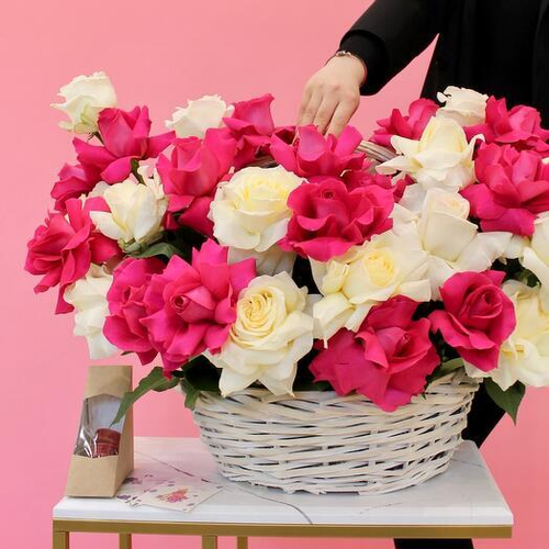 Большая корзина французских роз. Цветы в корзине 001 Chalet Green