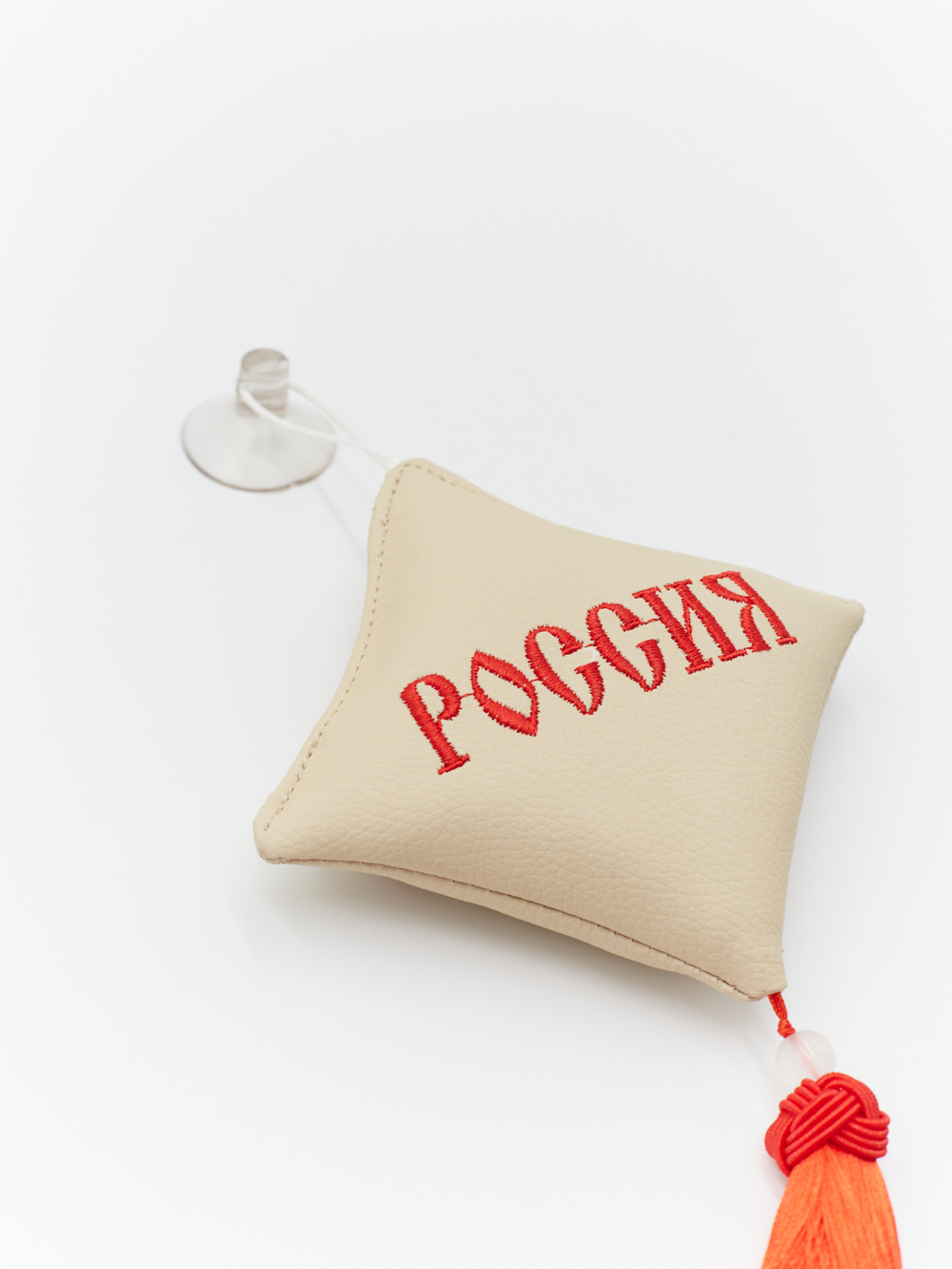 Ромб объемный на присоске РОССИЯ (экокожа, бежевый, красная вышивка, кисть)