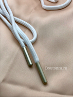 Шнур белый с металлическим наконечником 1,38 м