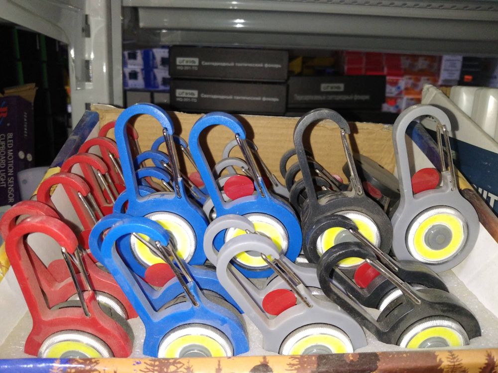 Светодиодный фонарик-брелок на карабине 168