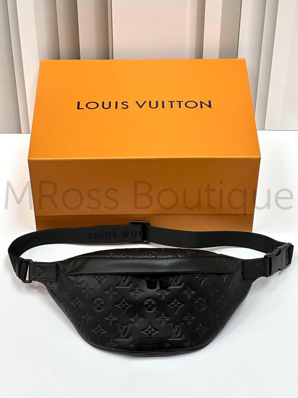 Мужская поясная сумка Louis Vuitton Discovery PM из тиснёной кожи