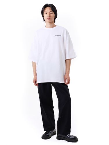 Белая оверсайз футболка с логотипом