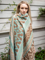 Теплый палантин с орнаментом