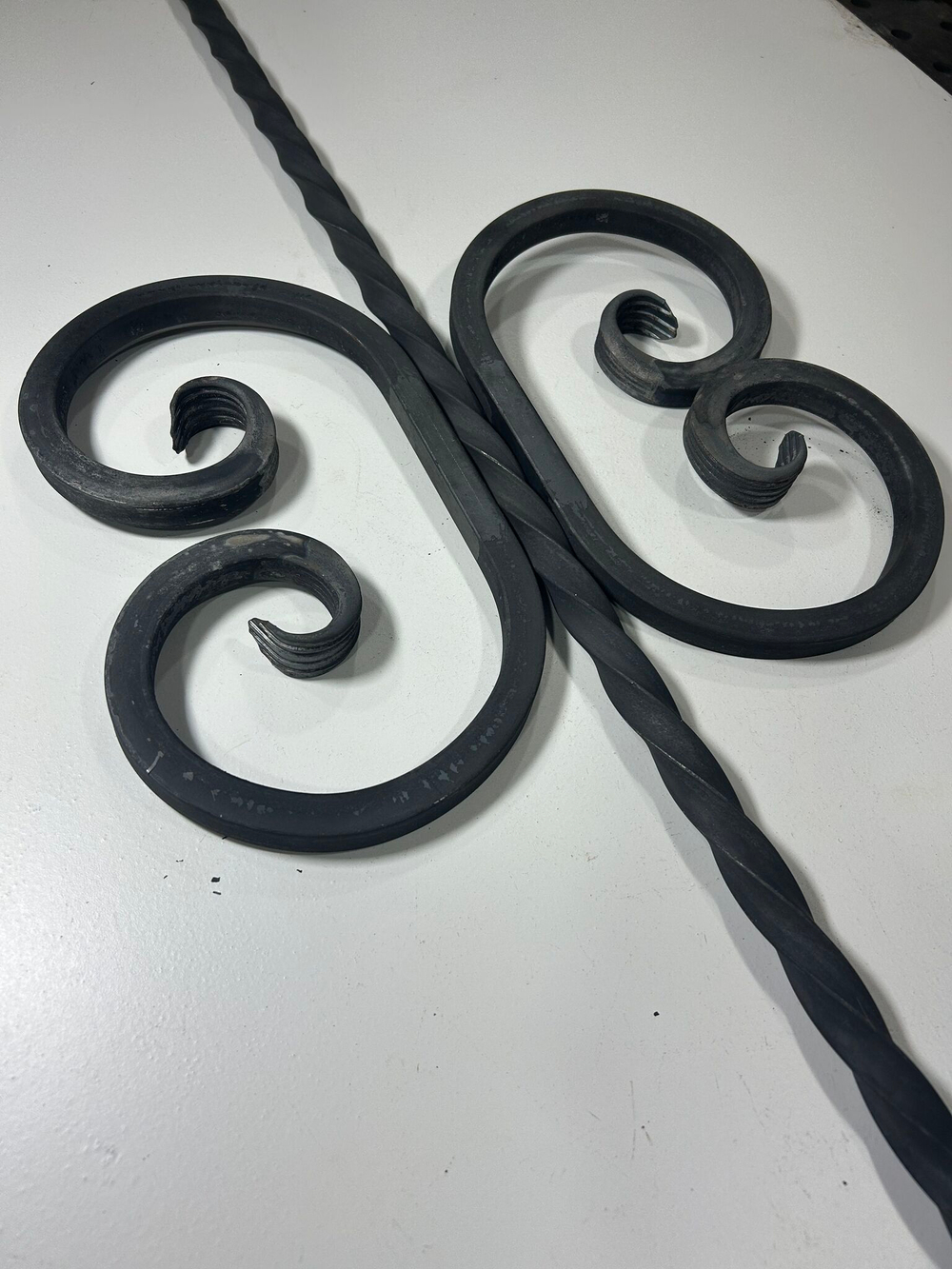 Кованый элемент вензель 160х270мм квадрат полнотелый 16х16мм