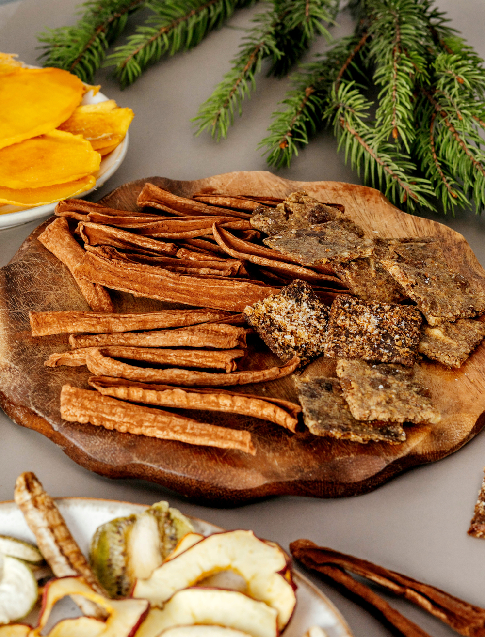 Набор новогодний "ЗИМНИЙ ВЕЧЕР" для взрослых с манго, инжиром, шоколадом и гирляндой