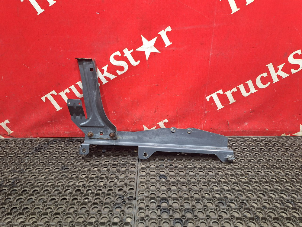 Кронштейн бампера правый