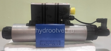 4WREE10E25-2X/G24K31/A1V - Пропорциональный распределитель с обратной связью по положению золотника со встроенным усилителем Ду10, A1 = ±10 В, номинальный расход 25 л/мин, схема E