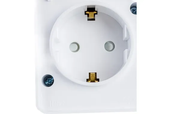 Розетка Systeme Electric ATLASDESIGN PROFI IP54 с заземлением с крышкой накладная белая 36838