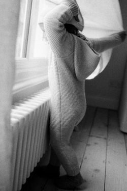 ZARA ДЛИННЫЙ КОМБИНЕЗОН КРУПНОЙ ВЯЗКИ С КАПЮШОНОМ, СВЕТЛО-БЕЖЕВЫЙ