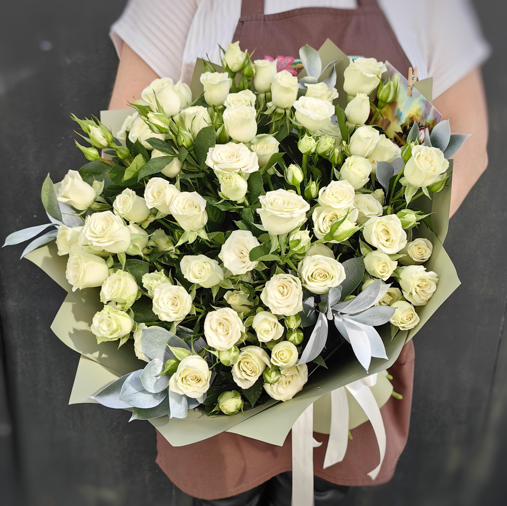 Букет из 13 белых кустовых роз с белым рускусом