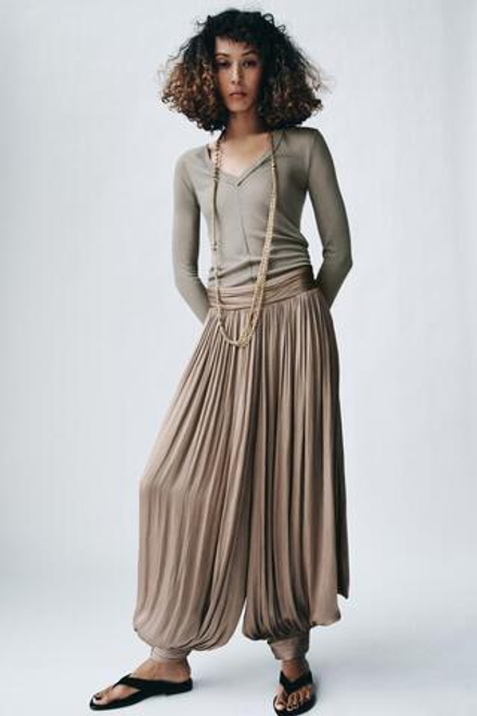 ZARA ФУТБОЛКА В РУБЧИК С V-ОБРАЗНЫМ ВЫРЕЗОМ, СВЕТЛЫЙ ХАКИ